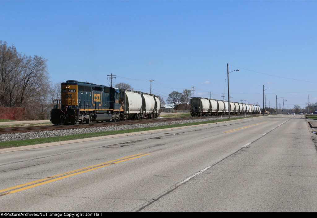 CSX 4384 shoves down the spur to Buzzi